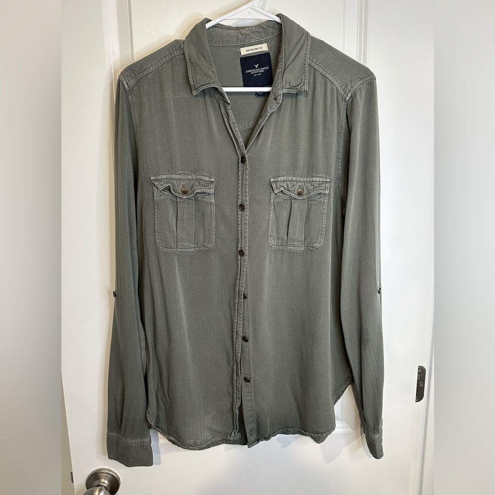 American eagle boyfriend fit button up long sleeve. Size medium